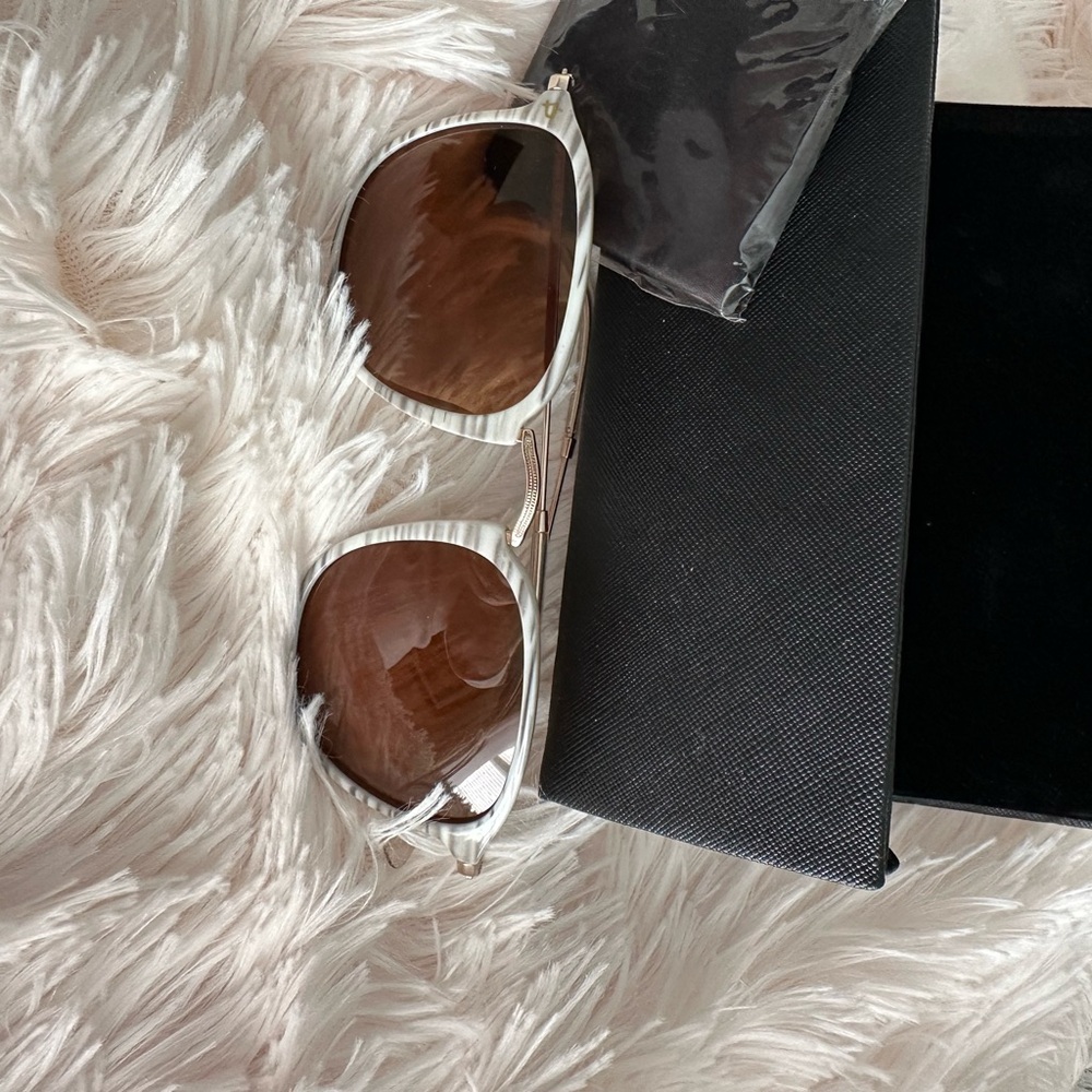Chic Sunglasses with Brown Lenses and Black Case